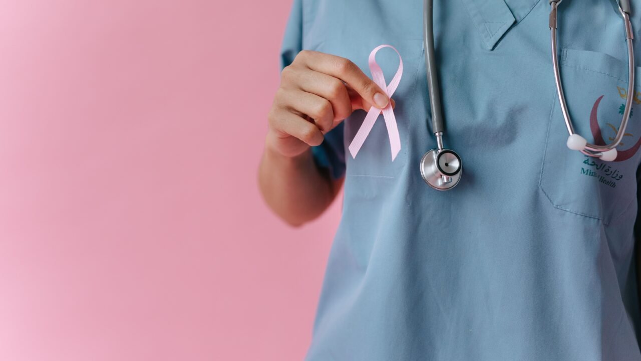 Especialista en Mastología destaca la importancia de los controles anuales y derriba mitos sobre el cáncer de mama