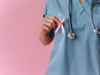 Especialista en Mastología destaca la importancia de los controles anuales y derriba mitos sobre el cáncer de mama