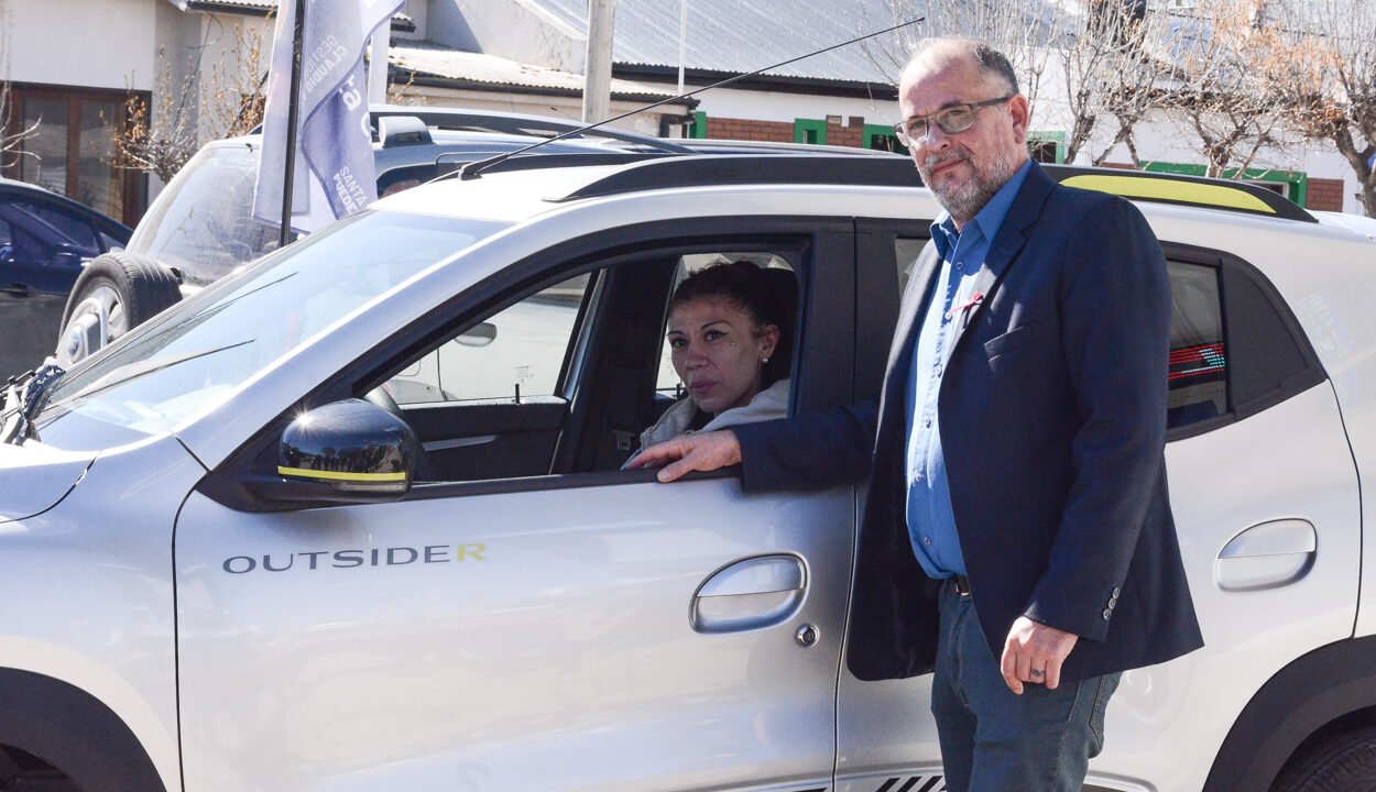 Melisa Domínguez recibió un Renault 0 km Kwid Iconic Outsider 1.0 y Lotería prepara un nuevo sorteo de vivienda modular