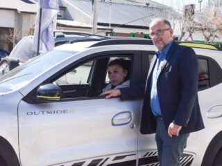 Melisa Domínguez recibió un Renault 0 km Kwid Iconic Outsider 1.0 y Lotería prepara un nuevo sorteo de vivienda modular