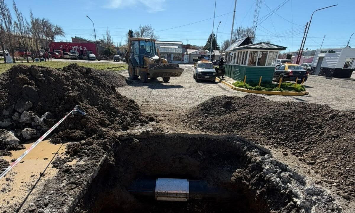 Continúa la reparación urgente en el acueducto de Palermo Aike para asegurar el suministro de agua