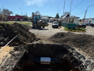 Continúa la reparación urgente en el acueducto de Palermo Aike para asegurar el suministro de agua