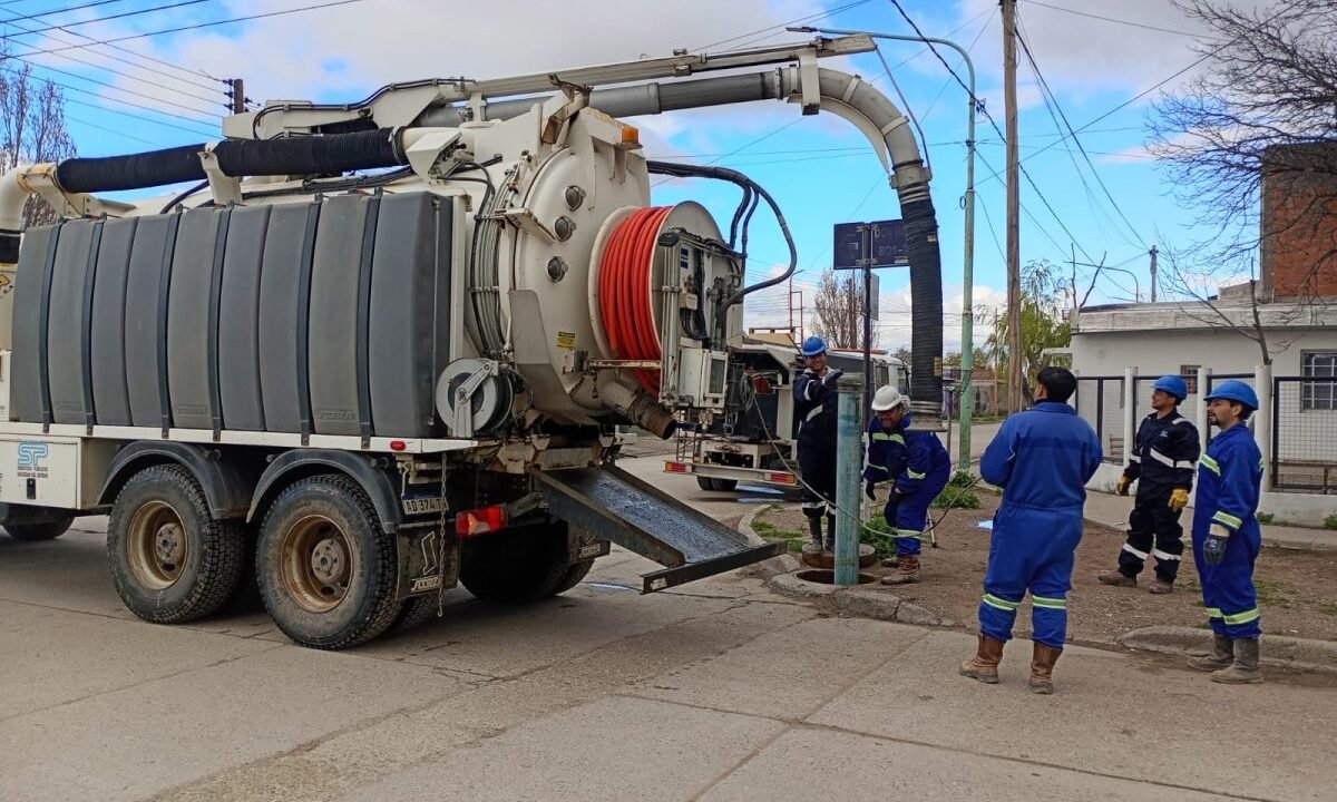 Servicios Públicos refuerza el mantenimiento de redes cloacales y pluviales con apoyo de Perito Moreno