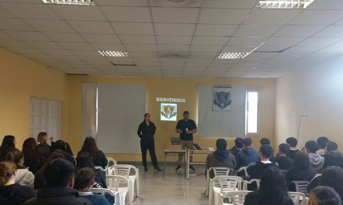 La Policía de Santa Cruz brindó charlas preventivas sobre el consumo de estupefacientes en Caleta Olivia