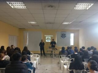 La Policía de Santa Cruz brindó charlas preventivas sobre el consumo de estupefacientes en Caleta Olivia