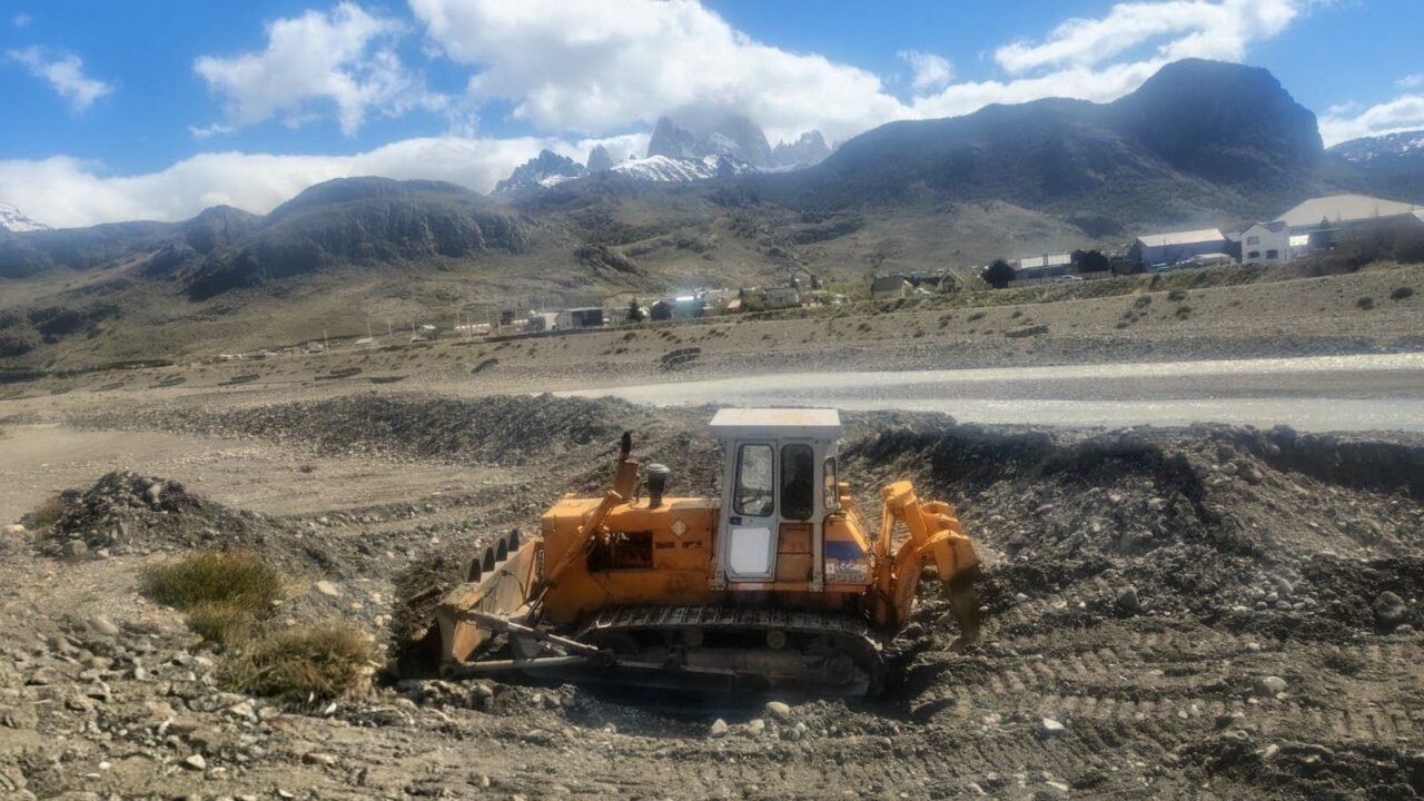 Vialidad Provincial realizó trabajos preventivos en el río De las Vueltas para evitar desbordes