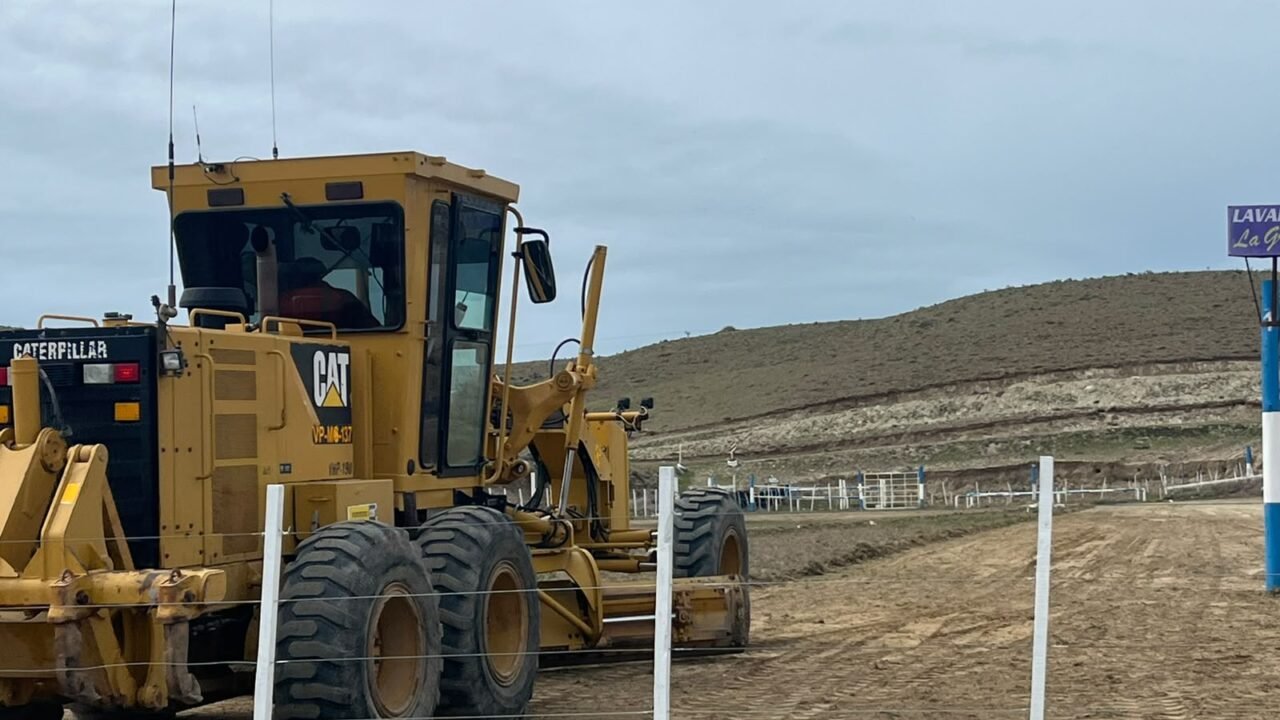 Vialidad realizó tareas de limpieza y repaso del campo de jineteada en Puerto Deseado