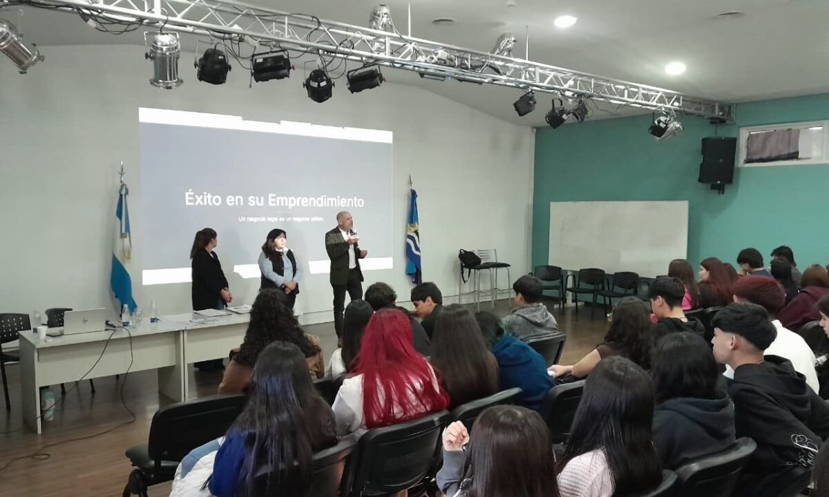 Estudiantes secundarios se capacitaron en habilitación comercial y marco legal para sus emprendimientos