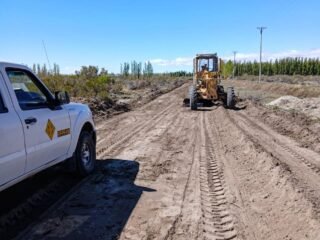 Viales continúan con trabajos de mejoramiento y apertura de calles en Lago Posadas