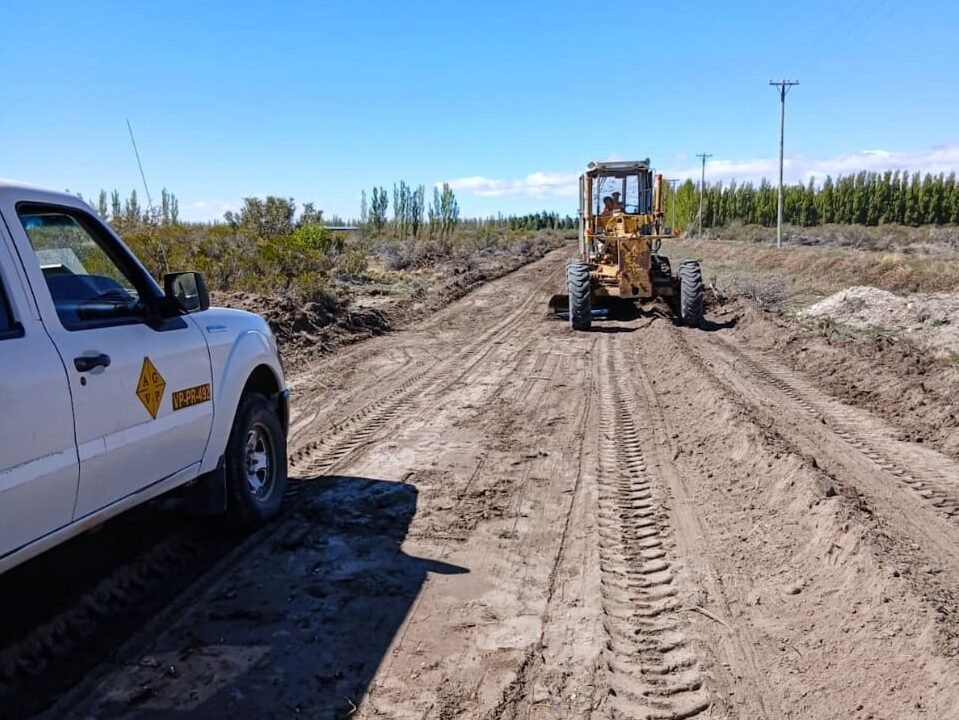 Viales continúan con trabajos de mejoramiento y apertura de calles en Lago Posadas