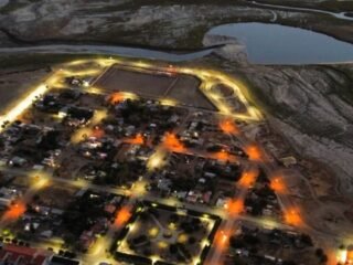 «Iluminando Santa Cruz»: el Gobierno Provincial avanza con una histórica inversión de 15 mil luminarias en todo el territorio