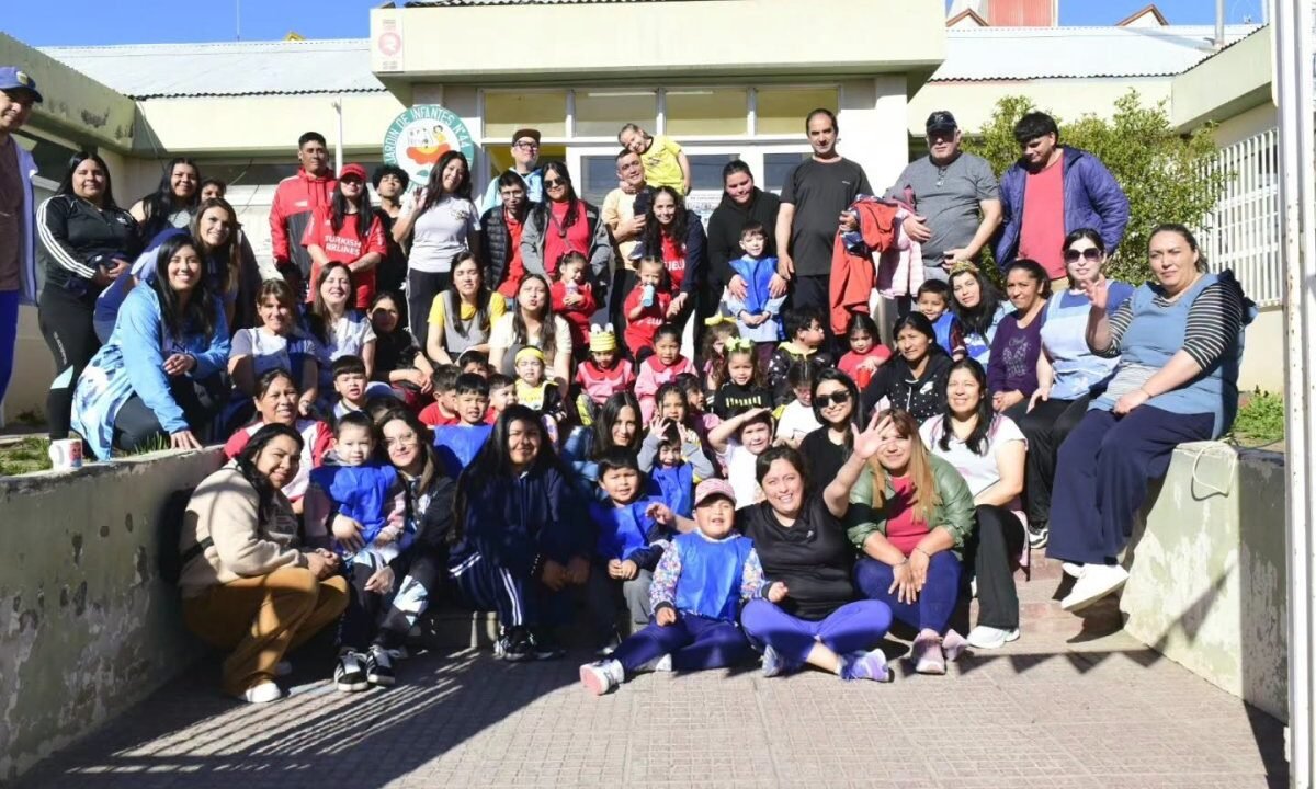 Pequeños pasos, grandes movimientos: el Jardín Nº 44 salió a jugar con las familias