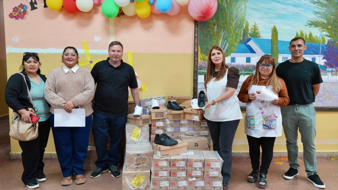 Se entregaron más de 350 pares de zapatillas en Lago Posadas y Los Antiguos