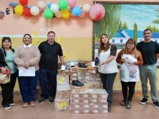 Se entregaron más de 350 pares de zapatillas en Lago Posadas y Los Antiguos