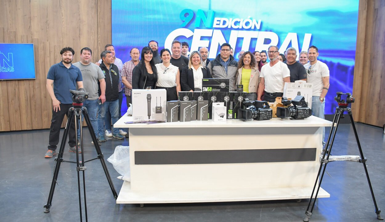Vidal entregó equipamiento y anuncio nuevas inversiones para fortalecer Canal 9 de Santa Cruz