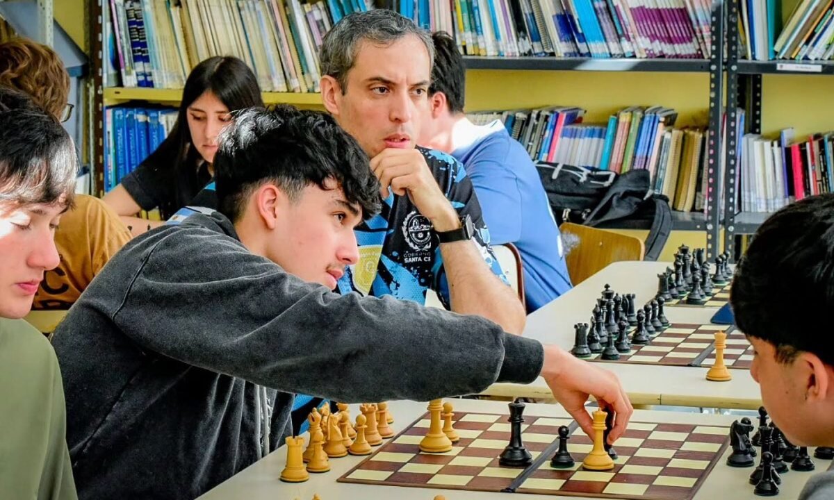 El ajedrez gana espacios en Santa Cruz y promueve el aprendizaje en todas las edades