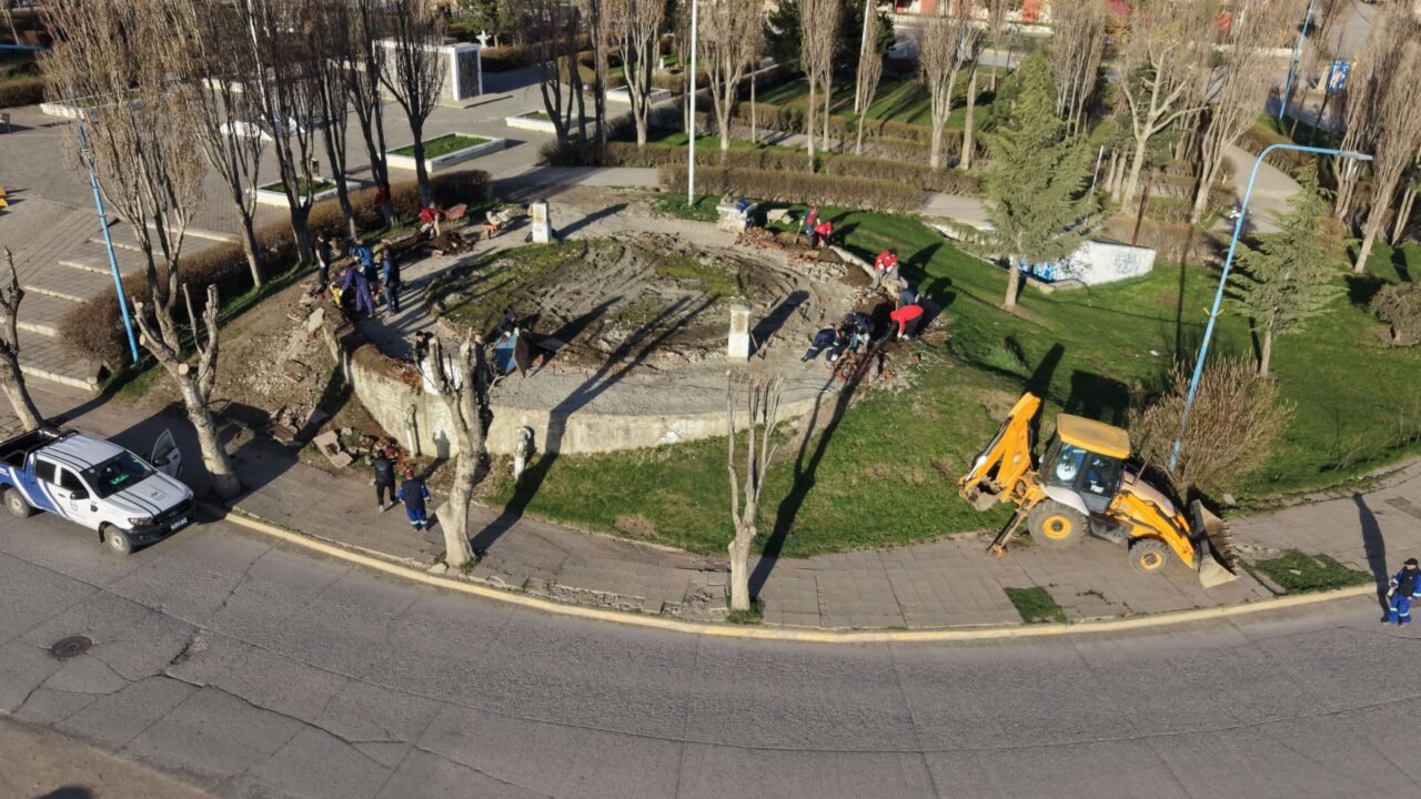 Servicios Públicos realiza la limpieza integral de la cisterna central de la plaza