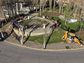 Servicios Públicos realiza la limpieza integral de la cisterna central de la plaza