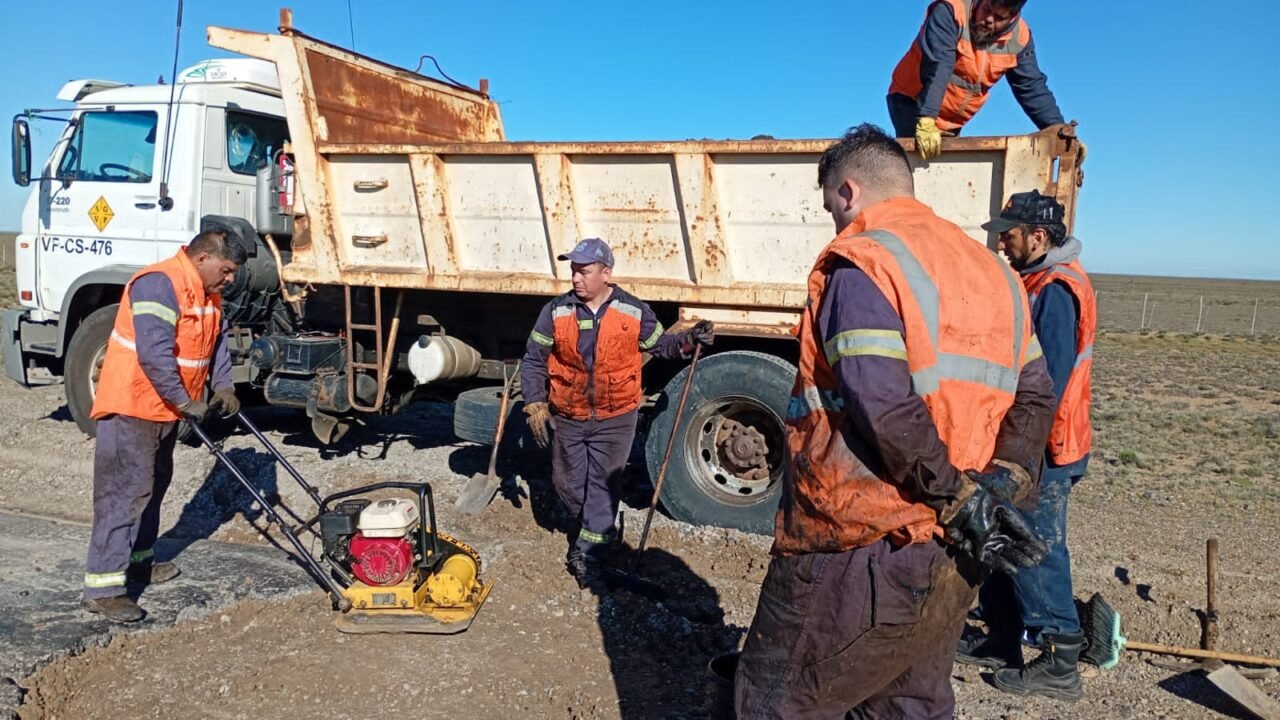 Vialidad Provincial avanza con trabajos de mantenimiento vial y colaboración comunitaria