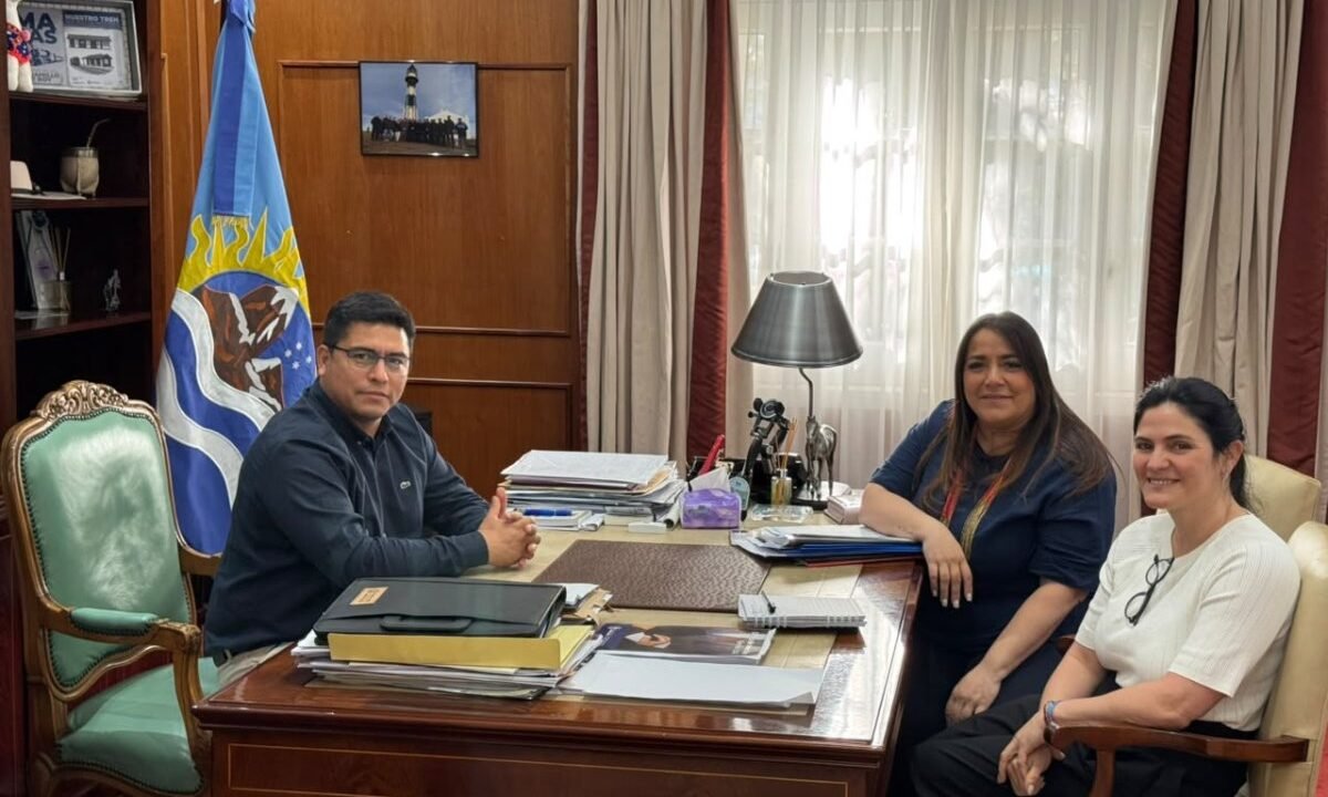 Claudio Vidal recibió a la intendenta de Piedra Buena para avanzar en la finalización de viviendas y el Plan Veredas