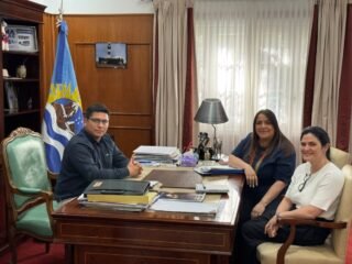 Claudio Vidal recibió a la intendenta de Piedra Buena para avanzar en la finalización de viviendas y el Plan Veredas