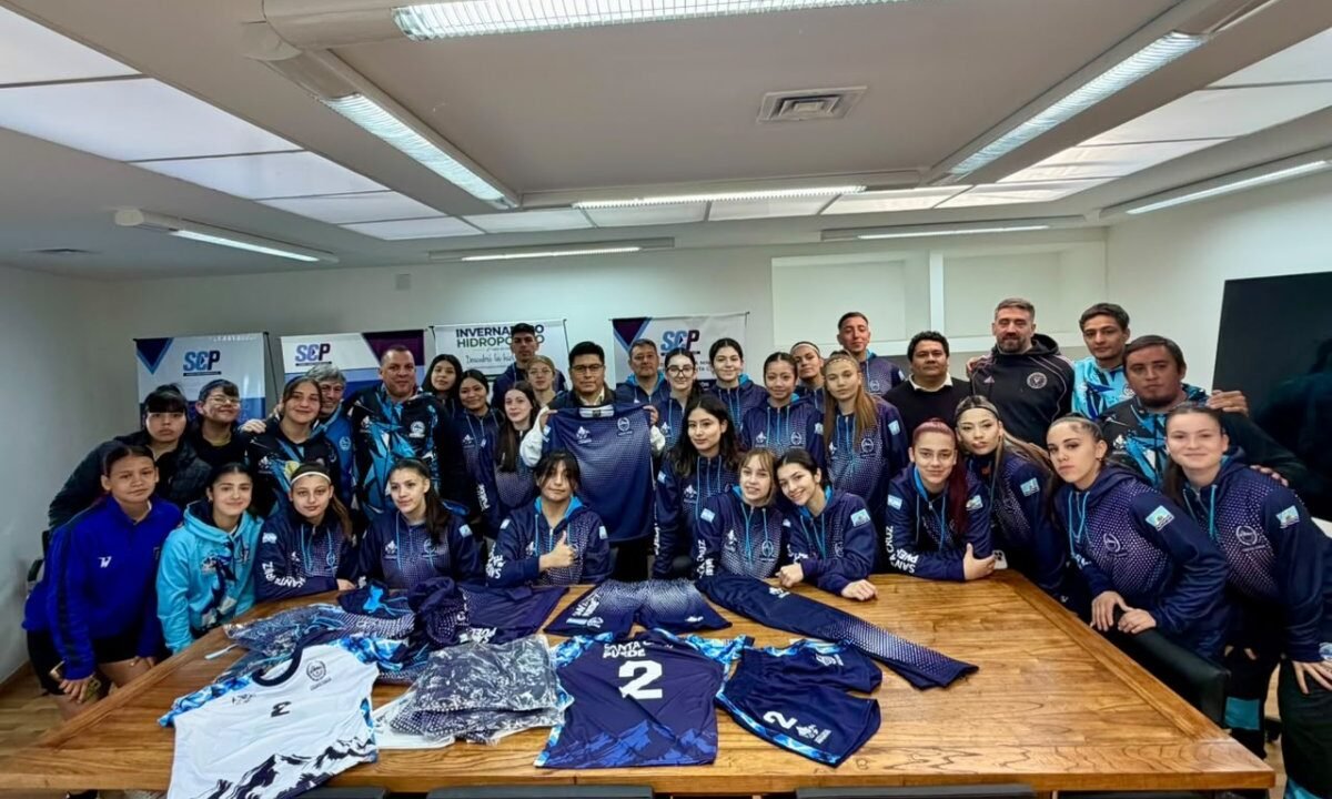 Vidal se reunió con los deportistas santacruceños y les entregó la nueva indumentaria para los Juegos de la Araucanía