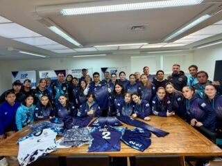 Vidal se reunió con los deportistas santacruceños y les entregó la nueva indumentaria para los Juegos de la Araucanía