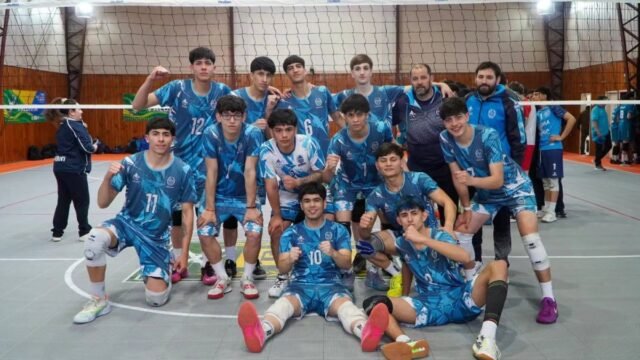 La Araucanía comenzó con doble triunfo para el vóley masculino de Santa Cruz