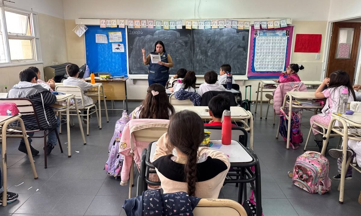 Santa Cruz garantiza material impreso para la simulación de la Evaluación Aprender en 3er grado
