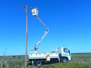 SPSE realizó trabajos de mantenimiento en la línea de media tensión que abastece a Jaramillo y Fitz Roy