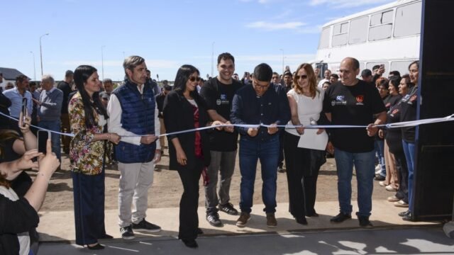 La Casa del Uniforme abrió las puertas de su taller textil en la SAU