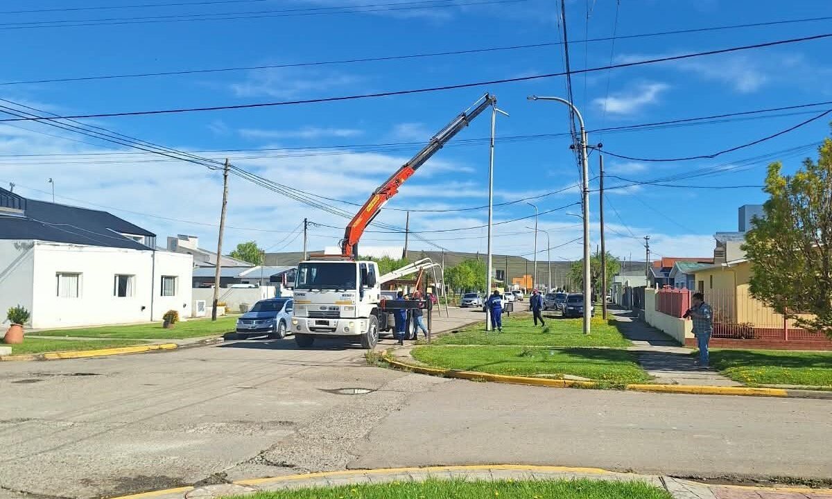 Puerto Santa Cruz: Renuevan el tendido eléctrico en la calle Frank Lewis con cableado preensamblado y columnas metálicas
