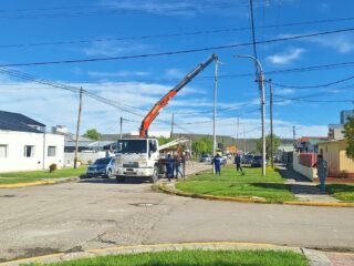 Puerto Santa Cruz: Renuevan el tendido eléctrico en la calle Frank Lewis con cableado preensamblado y columnas metálicas