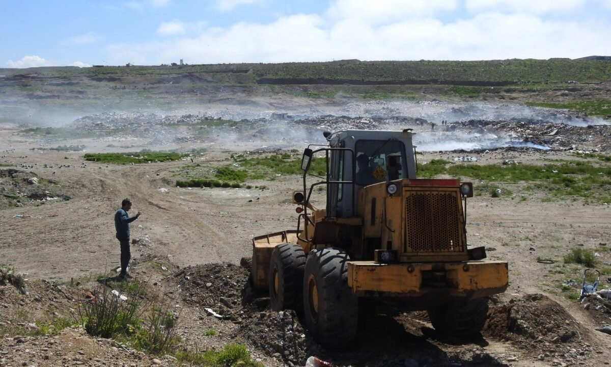 Caleta Olivia: articulan acciones operativas para controlar focos ígneos en el vaciadero municipal