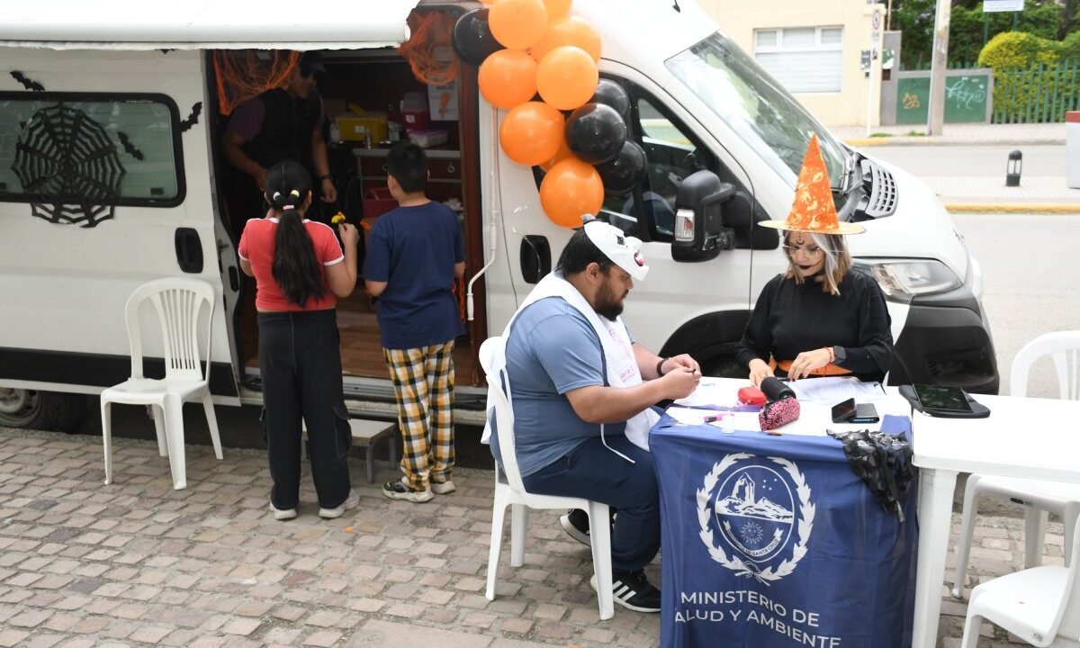 Vacu Halloween: el Gobierno de Santa Cruz acercó la vacunación a las familias en la Plaza San Martín