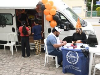 Vacu Halloween: el Gobierno de Santa Cruz acercó la vacunación a las familias en la Plaza San Martín
