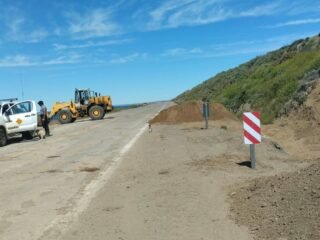 Marcada presencia de Vialidad Provincial en Puerto Deseado: trabajos de mantenimiento, señalización y limpieza de rutas