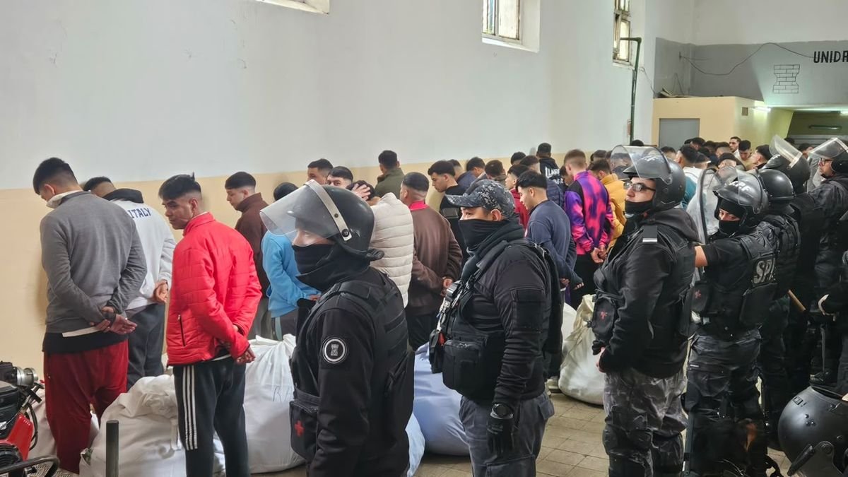 El Gobierno ya trasladó casi el 80% de los presos de la cárcel de Devoto al penal de Marcos Paz