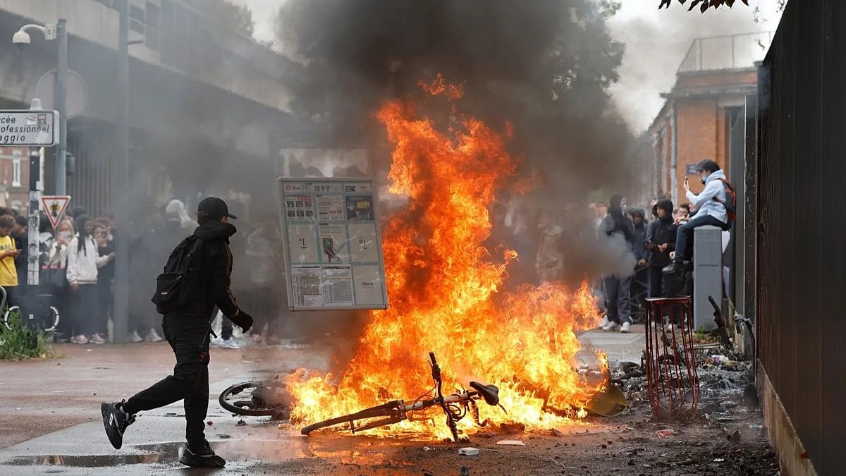 Violentas protestas estudiantiles en Francia: hay casi 2.000 detenidos y cierran cientos de escuelas