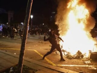Detienen a un centenar de personas en Barcelona tras disturbios durante una protesta juvenil