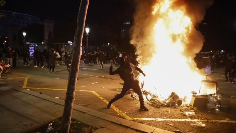 Detienen a un centenar de personas en Barcelona tras disturbios durante una protesta juvenil