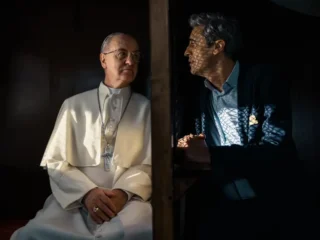 Que Dios perdona a todos: una ligera comedia italiana sobre las contradicciones de la fe religiosa