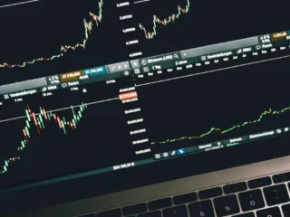 Jornada financiera en rojo: el riesgo país vuelve a cruzar los 760 puntos y caen acciones y bonos