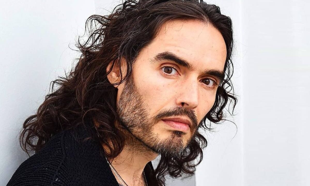 Russell Brand, acusado de ser un depredador sexual “voraz y despiadado” por la fiscalía británica