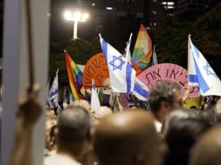 Miles de israelíes protestan contra Netanyahu a tres días de las elecciones