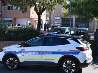 En medio de las protestas estudiantiles en Francia, un alumno le disparó al director y una profesora