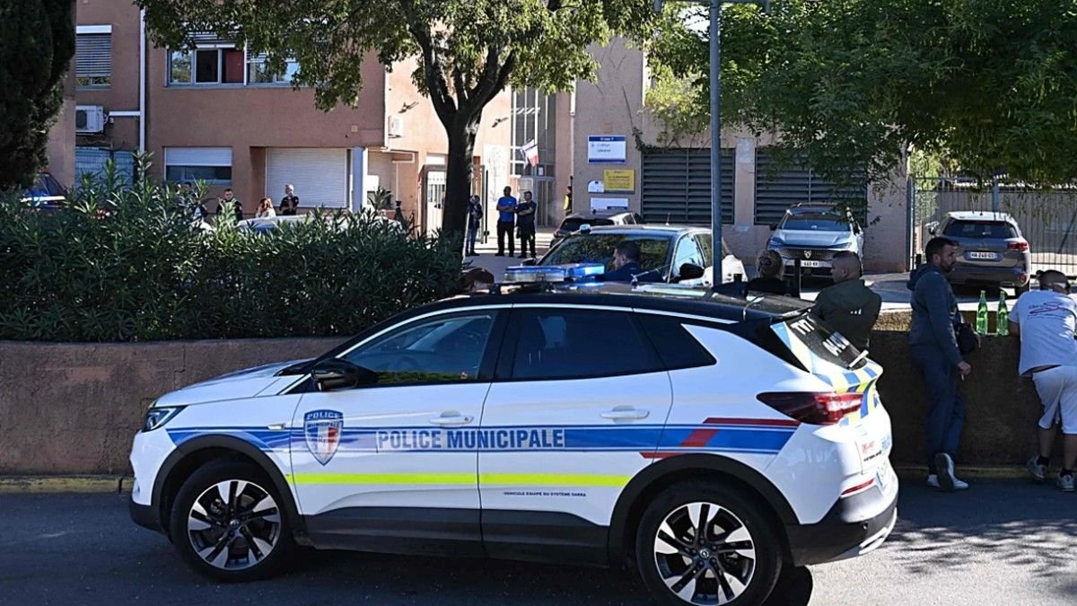 En medio de las protestas estudiantiles en Francia, un alumno le disparó al director y una profesora