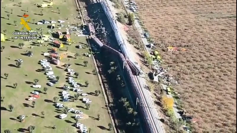 Imágenes tras la colisión de dos trenes de alta velocidad en Toledo, España