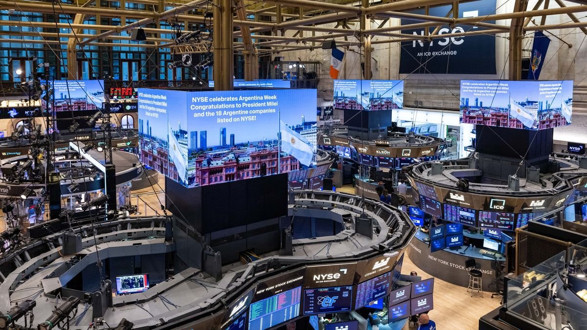 El Merval cerró con un alza semanal del 2,2% y el riesgo país se ubicó en 589 puntos